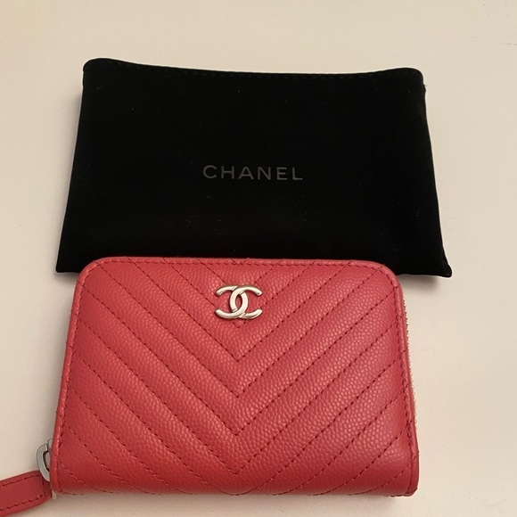100% Authentic Chanel chevron zip card case - Picture 3 of 16